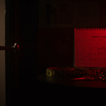 Ilustración simbólica de un crimen pasional en España, ligado a Control, Poder y relaciones cercanas.