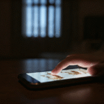 Escena fotorealista estilo true crime sobre un caso real en México, vinculada a Control, Manipulación y Padres e Hijos.